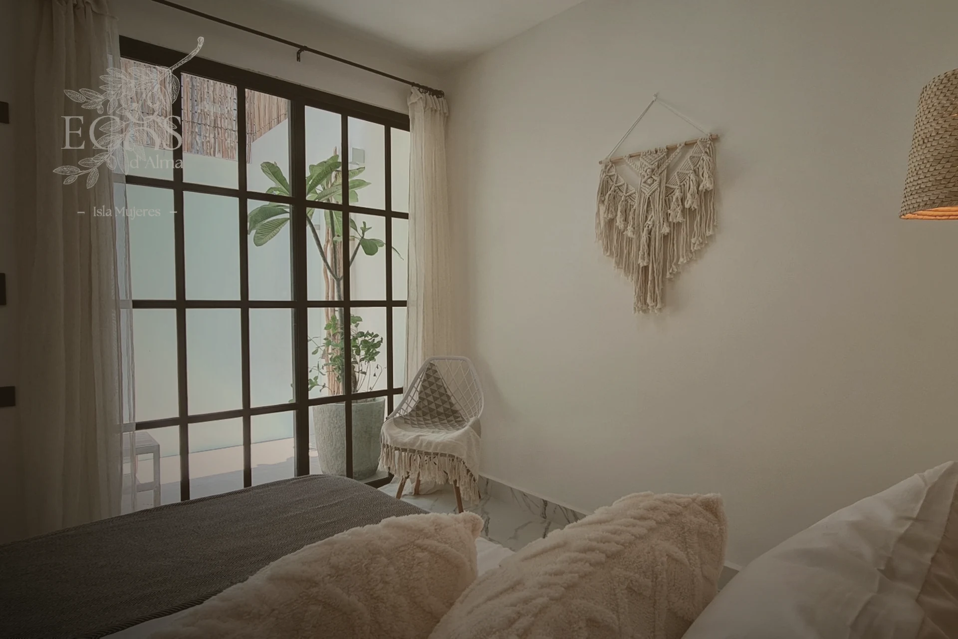 Ecos Sul Suite bedroom with warm natural finishes